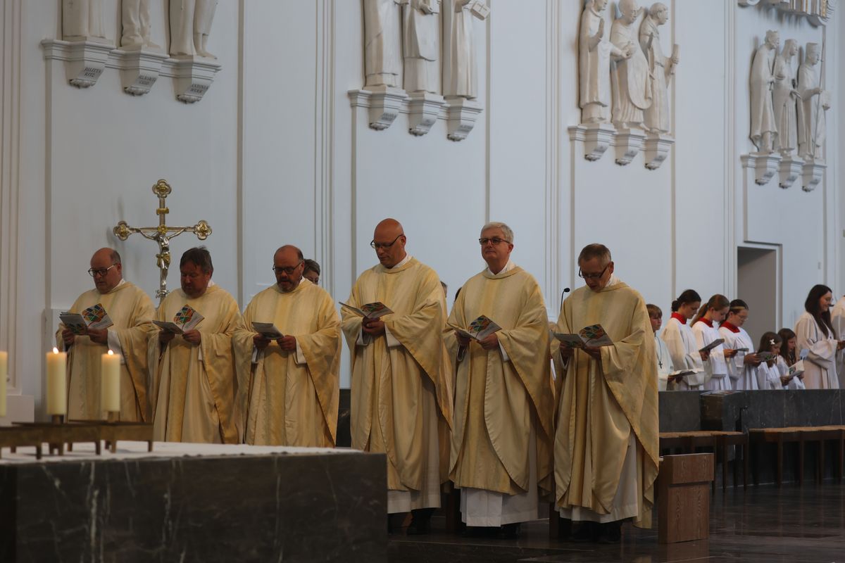 Neun Frauen und fünf Männer hat Bischof Dr. Franz Jung bei einem Pontifikalgottesdienst am Freitag, 19. Juli, als Pastoral- beziehungsweise Gemeindereferenten beauftragt.