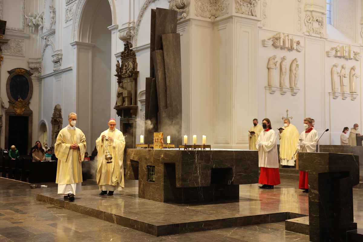 Mit der Messe vom Letzten Abendmahl am Gründonnerstag, 14. April, hat Bischof Dr. Franz Jung im Würzburger Kiliansdom die drei österlichen Tage vom Leiden und Sterben, von der Grabesruhe und der Auferstehung des Herrn eröffnet.