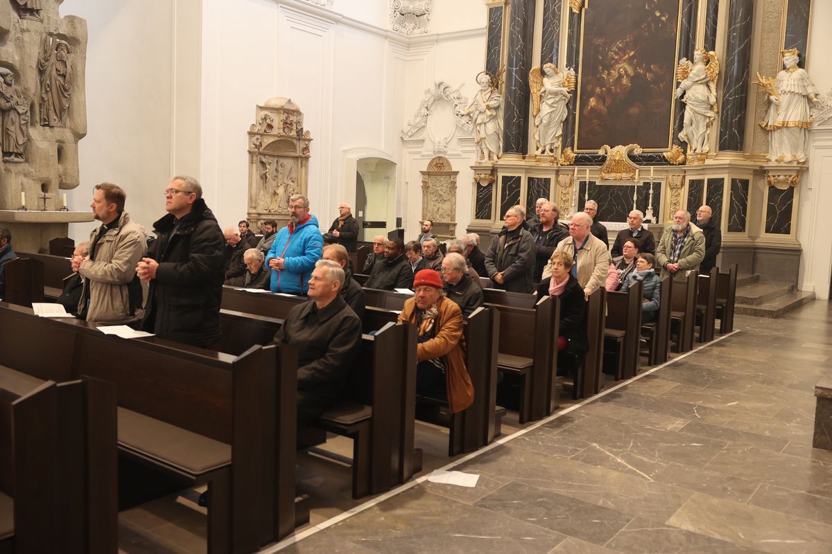 Bischof Dr. Franz Jung hat am Montagabend, 25. März, im Würzburger Kiliansdom die Heiligen Öle für alle 43 Pastoralen Räume im Bistum Würzburg  geweiht.