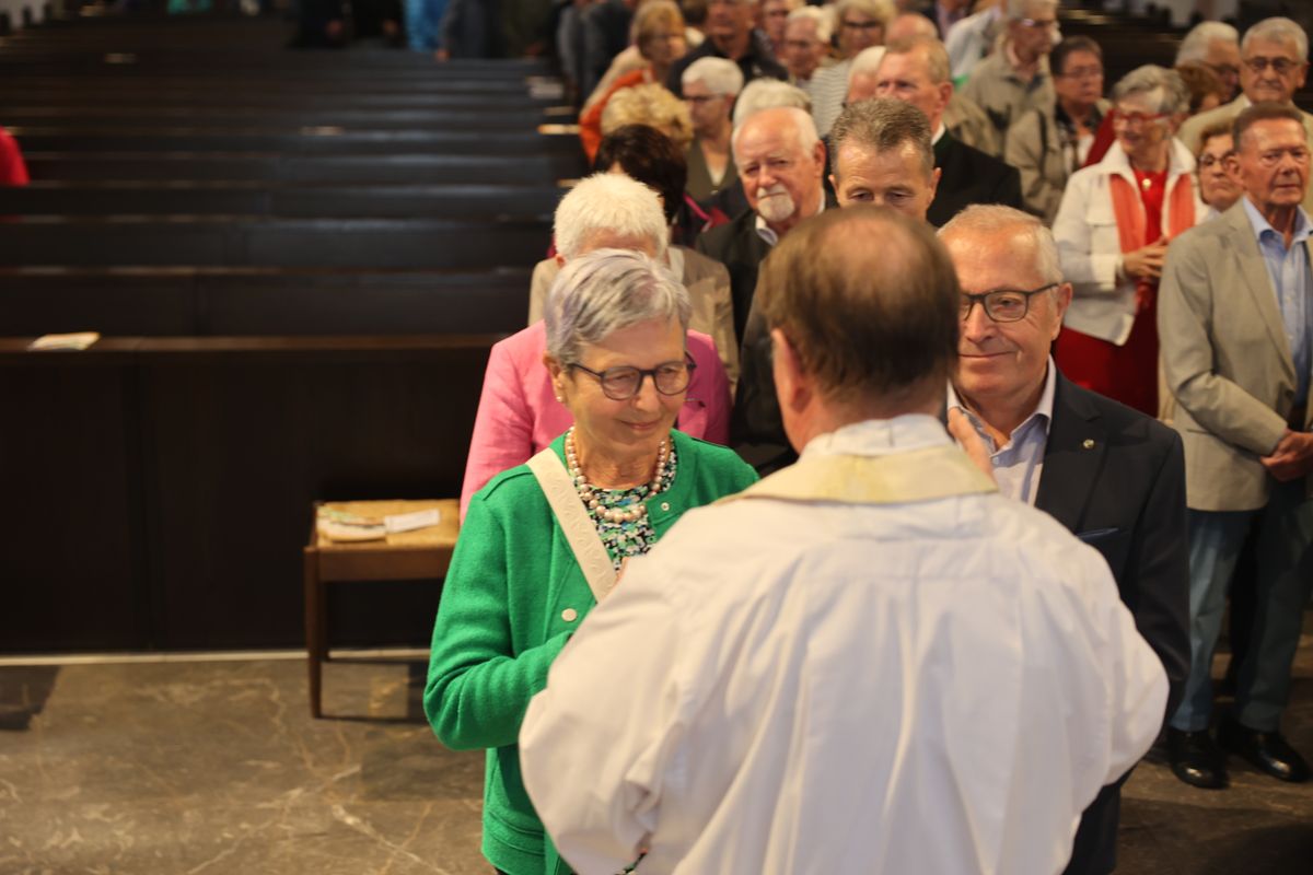 Seelsorgerinnen und Seelsorger spendeten nach dem Gottesdienst den Jubelpaaren individuell den Segen. 