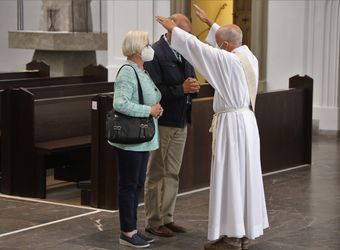Im Anschluss an den Ehejubilarsgottesdienst mit Weihbischof Ulrich Boom am Freitagvormittag, 2. Juli, konnten sich die Paare von ihm und weiteren Priestern und Diakonen segnen lassen.