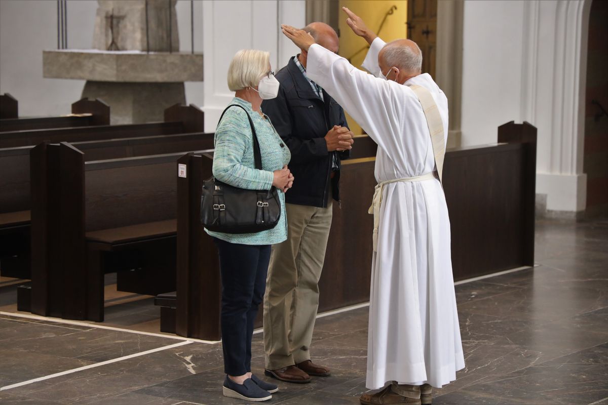 2721/0646 Ehejubilare Freitag, 2- Juli vormittags WB Boom_28474 Im Anschluss an den Ehejubilarsgottesdienst mit Weihbischof Ulrich Boom am Freitagvormittag, 2. Juli, konnten sich die Paare von ihm und weiteren Priestern und Diakonen segnen lassen.