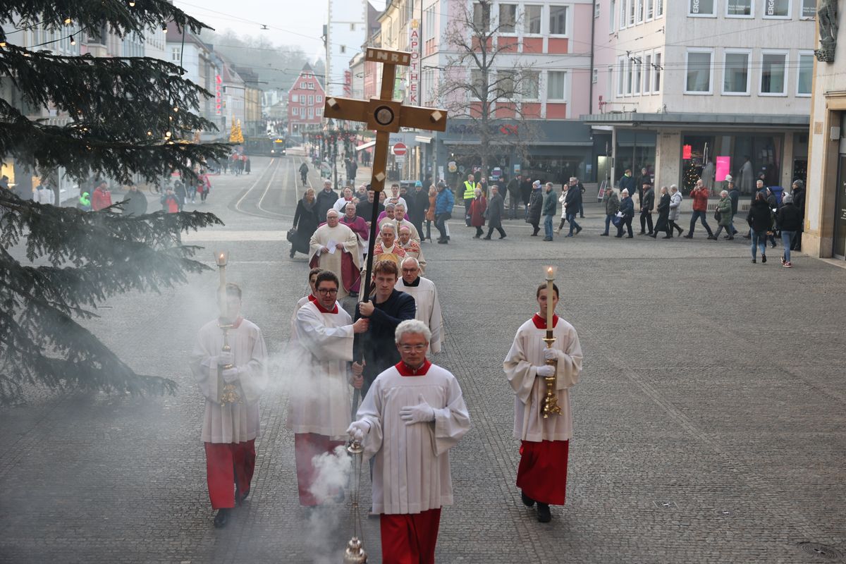 Mit einer Prozession vom Neumünster zum Kiliansdom und einer Pontifikalmesse hat Bischof Dr. Franz Jung am Dienstag, 31. Dezember, in Würzburg für das Bistum das Heilige Jahr eröffnet. Es steht unter dem Motto "Pilger der Hoffnung". 