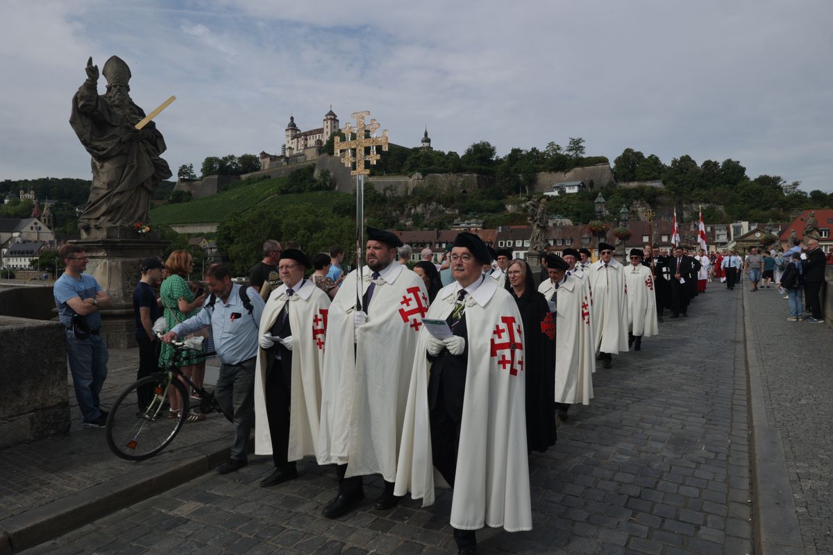Mit einer Reliquienprozession von Sankt Burkard über die Alte Mainbrücke und einem Pontifikalgottesdienst im Kiliansdom ist am Sonntag, 6. Juli, die Kiliani-Wallfahrtswoche 2025 eröffnet worden.