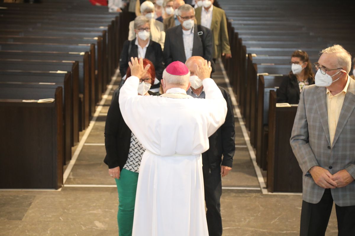 2621/0609 Ehejubilare Weihbischof Boom_27520 Weihbischof Boom und weiteren Priester und Diakone weihen Ehejubilare, die ihr goldenes, diamantenes oder eisernes Ehejubiläum feiern.