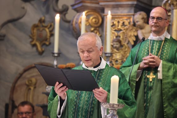 Pater Jan Pelczarski, Generalsuperior der Oblaten des heiligen Josef aus Rom, verlas das Errichtungsdekret im Gottesdienst. Rechts Bischof Dr. Franz Jung. 
