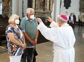 Bischof em. Dr. Friedhelm Hofmann feierte am Mittwochvormittag, 23. Juni, im Kiliansdom einen Pontifikalgottesdienst für Ehejubilare, die in den Jahren 2020 und 2021 auf 50, 60 oder 65 gemeinsame Jahre zurückblicken.
