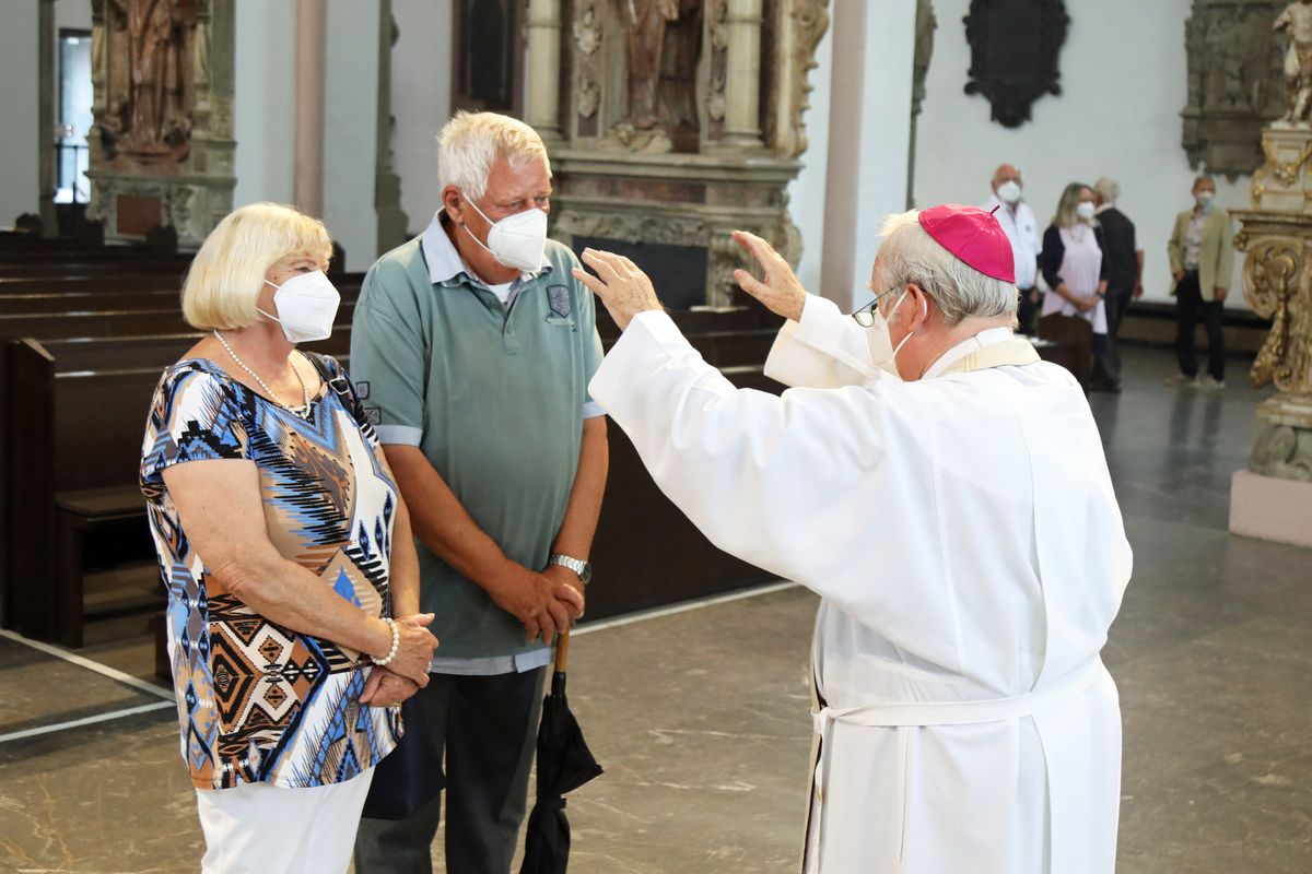 Bischof em. Dr. Friedhelm Hofmann feierte am Mittwochvormittag, 23. Juni, im Kiliansdom einen Pontifikalgottesdienst für Ehejubilare, die in den Jahren 2020 und 2021 auf 50, 60 oder 65 gemeinsame Jahre zurückblicken. Bischof em. Dr. Friedhelm Hofmann feierte am Mittwochvormittag, 23. Juni, im Kiliansdom einen Pontifikalgottesdienst für Ehejubilare, die in den Jahren 2020 und 2021 auf 50, 60 oder 65 gemeinsame Jahre zurückblicken.