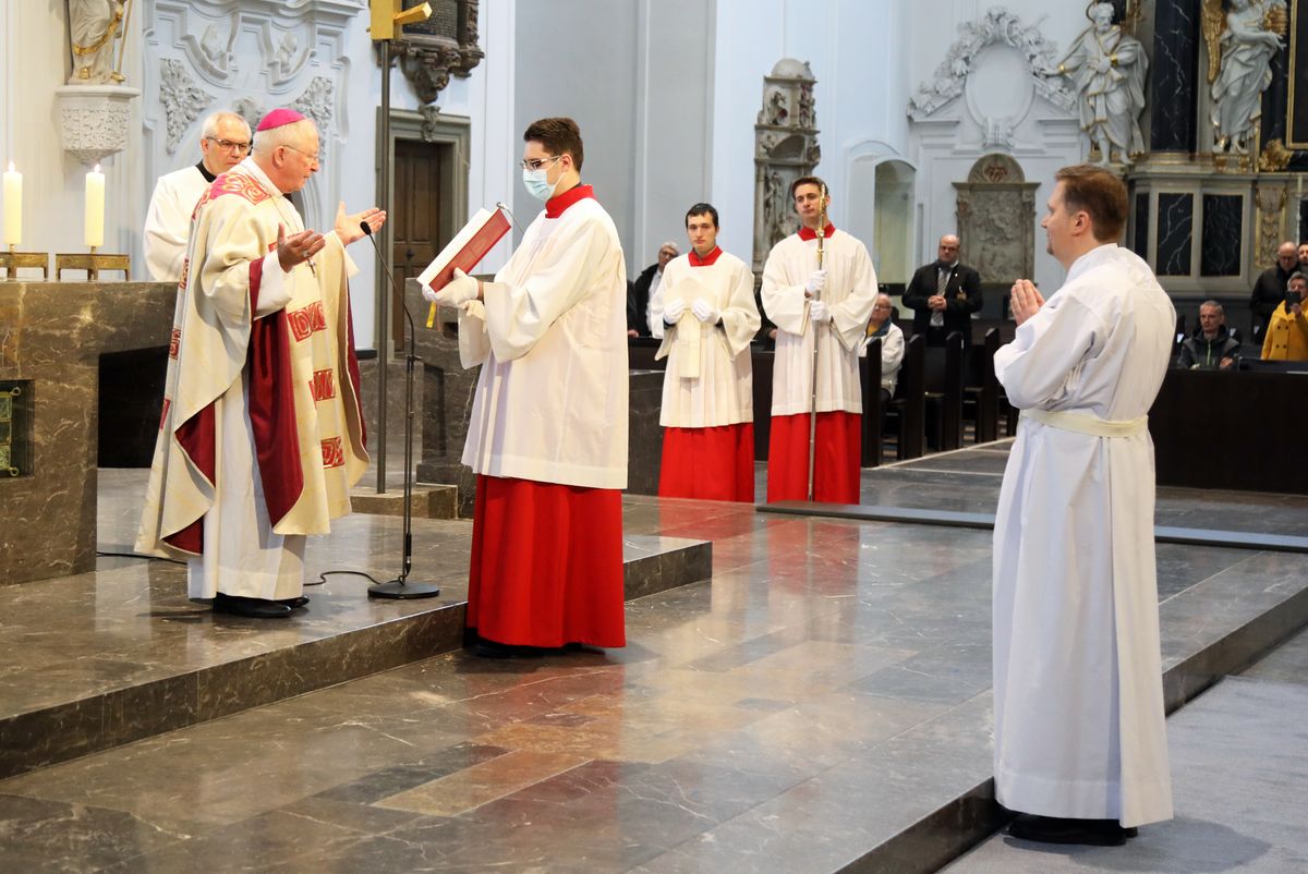 Bei einem Pontifikalgottesdienst am Samstag, 17. Oktober, hat Weihbischof Ulrich Boom im Würzburger Kiliansdom Uwe Becker zum Ständigen Diakon geweiht.