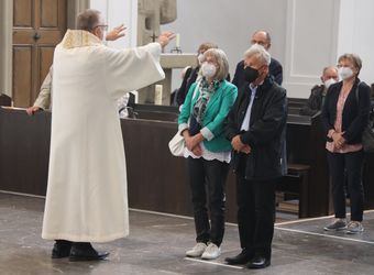 Im Anschluss an den Ehejubilarsgottesdienst mit Weihbischof Ulrich Boom am Freitagvormittag, 2. Juli, konnten sich die Paare von ihm und weiteren Priestern und Diakonen segnen lassen.