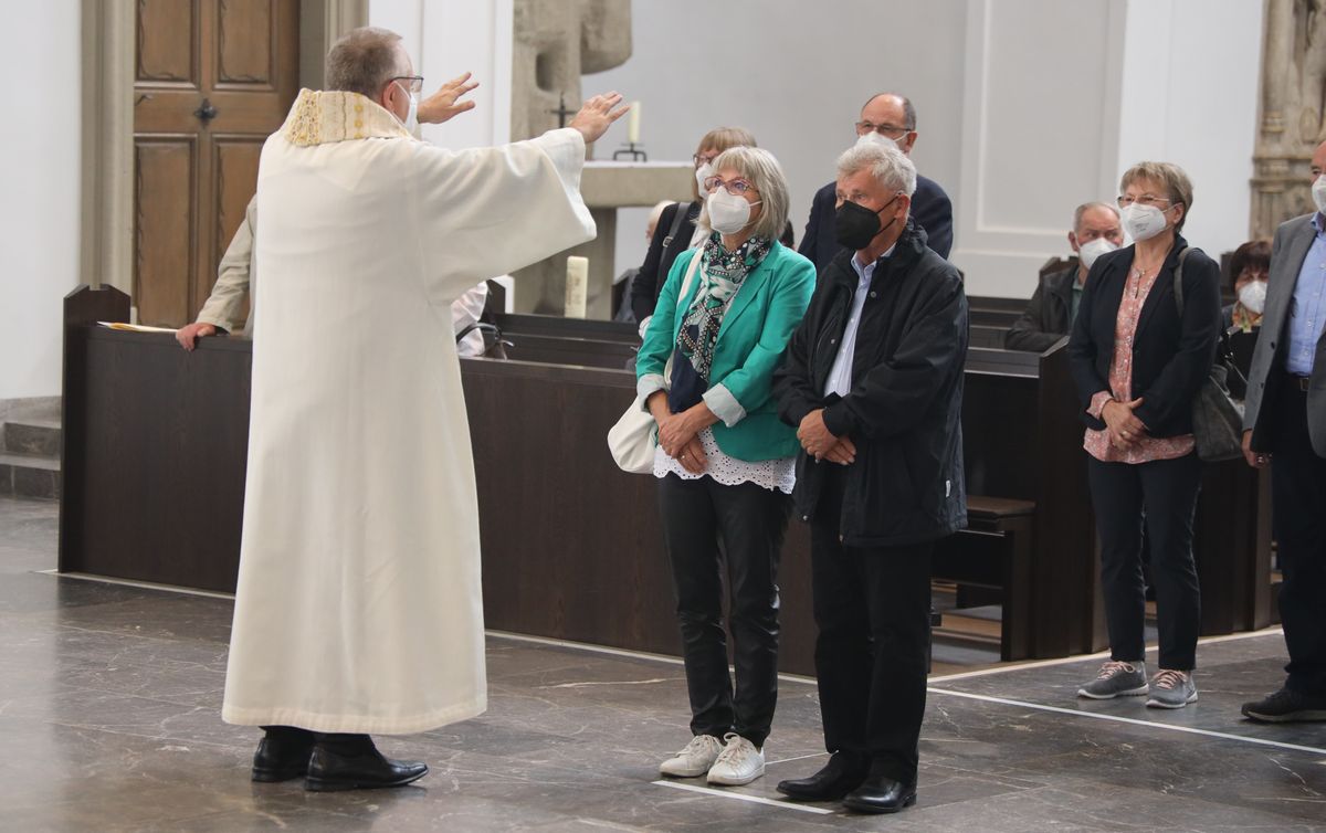 2721/0646 Ehejubilare Freitag, 2- Juli vormittags WB Boom_28467 Im Anschluss an den Ehejubilarsgottesdienst mit Weihbischof Ulrich Boom am Freitagvormittag, 2. Juli, konnten sich die Paare von ihm und weiteren Priestern und Diakonen segnen lassen.