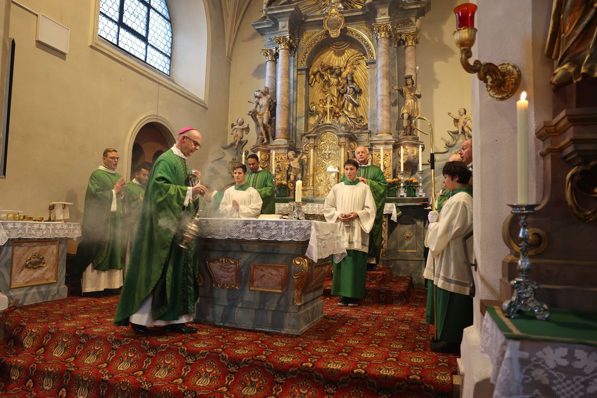 Bei einer Pontifikalmesse in der Klosterkirche auf dem Engelberg bei Großheubach hat Bischof Dr. Franz Jung zusammen mit Pater Jan Pelczarski, Generalsuperior der Oblaten des heiligen Josef aus Rom, am Sonntag, 3. November, offiziell die neue Niederlassung der Oblaten des heiligen Josef im Bistum Würzburg errichtet.