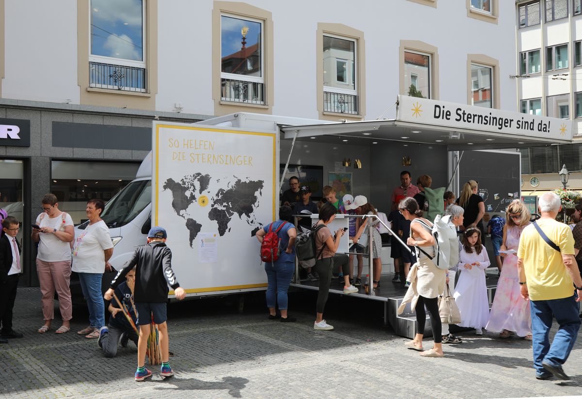 Mit rund 1300 Kommunionkindern und ihren Begleitern hat Weihbischof Paul Reder am Montag, 8. Juli, einen Gottesdienst im Kiliansdom gefeiert. nach dem Gottesdienst gab es Angebote für Spiele und Aktionen, beispielsweise auf dem Domvorplatz.