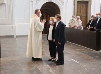 Im Anschluss an den Ehejubilarsgottesdienst mit Weihbischof Ulrich Boom am Freitagvormittag, 2. Juli, konnten sich die Paare von ihm und weiteren Priestern und Diakonen segnen lassen.