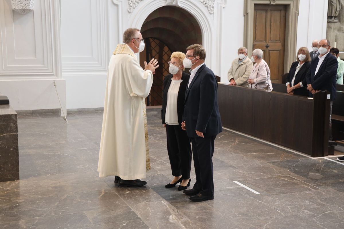 2721/0646 Ehejubilare Freitag, 2- Juli vormittags WB Boom_28438 Im Anschluss an den Ehejubilarsgottesdienst mit Weihbischof Ulrich Boom am Freitagvormittag, 2. Juli, konnten sich die Paare von ihm und weiteren Priestern und Diakonen segnen lassen.