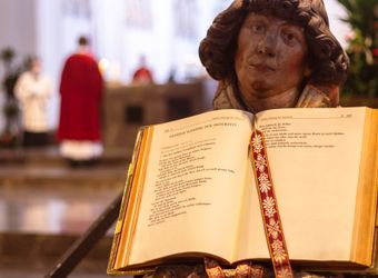 Bischof Dr. Franz Jung hat am Hochfest der Frankenapostel, Donnerstag, 8. Juli, mit haupt- und ehrenamtlichen Mitarbeiterinnen und Mitarbeitern der Caritas ein Pontifikalamt im Würzburger Kiliansdom gefeiert.