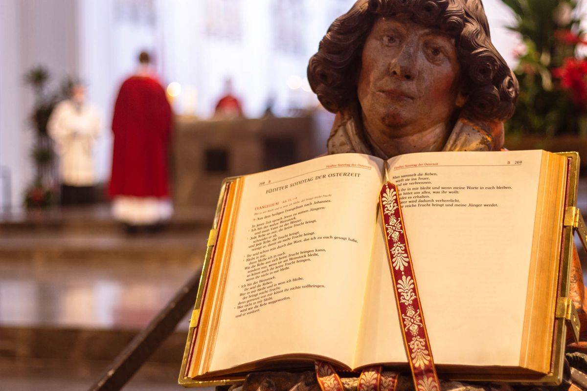 Bischof Dr. Franz Jung hat am Hochfest der Frankenapostel, Donnerstag, 8. Juli, mit haupt- und ehrenamtlichen Mitarbeiterinnen und Mitarbeitern der Caritas ein Pontifikalamt im Würzburger Kiliansdom gefeiert.