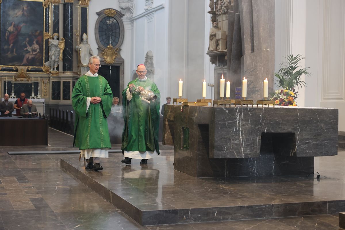 Mit einem Pontifikalgottesdienst im Kiliansdom und einem Festakt in Burkardushaus ist am Sonntag, 27. Oktober, in Würzburg der bundesweite Abschluss des Monats der Weltmission begangen worden. Beispielland war in diesem Jahr Papua-Neuguinea.