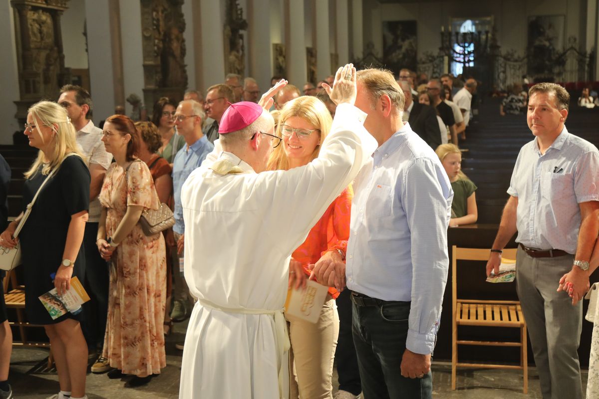 Mit rund 1000 Eheleuten, die in diesem Jahr Silberhochzeit haben, feierte Bischof Dr. Franz Jung am Freitagabend, 4. Juli 2025, einen Pontifikalgottesdienst im Kiliansdom. Im Anschluss erteilten er, Weihbischof Paul Reder sowie weitere Seelsorgerinnen und Seelsorger den Paaren einzeln den Segen.
