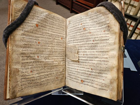 Mit eingebundenen Zetteln wurde in diesem Matthäus-Evangelium der wissenschaftliche Apparat eingefügt.  Mit eingebundenen Zetteln wurde in diesem Matthäus-Evangelium der wissenschaftliche Apparat eingefügt.