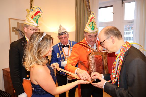 Das Würzburger Prinzenpaar Robert II. und Britta I. sowie Vertreter der ersten Karnevalsgeselllschaft Elferrat Würzburg haben Bischof Dr. Franz Jung am Dienstag, 4. Februar, im Bischofshaus besucht. Das Würzburger Prinzenpaar Robert II. und Britta I. sowie Vertreter der ersten Karnevalsgeselllschaft Elferrat Würzburg haben Bischof Dr. Franz Jung am Dienstag, 4. Februar, im Bischofshaus besucht.