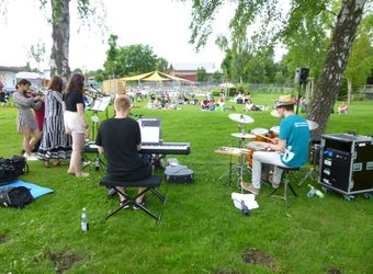 Im Freibad Gelchsheim feierten die Regionalstellen Kitzingen und Ochsenfurt einen Gottesdienst mit Weihbischof Ulrich Boom.