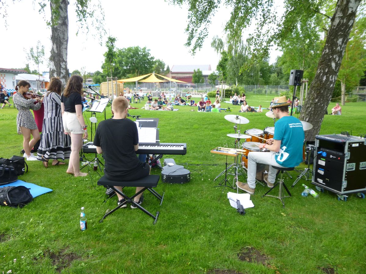 Im Freibad Gelchsheim feierten die Regionalstellen Kitzingen und Ochsenfurt einen Gottesdienst mit Weihbischof Ulrich Boom.
