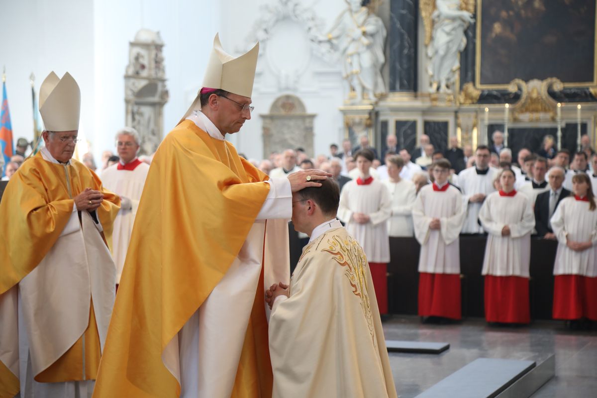 Bei einem Pontifkalgottesdienst im Würzburger Kiliansdom ist an Christi Himmelfahrt, 9. Mai 2024, Weihbischof Paul Reder zum Bischof geweiht worden.