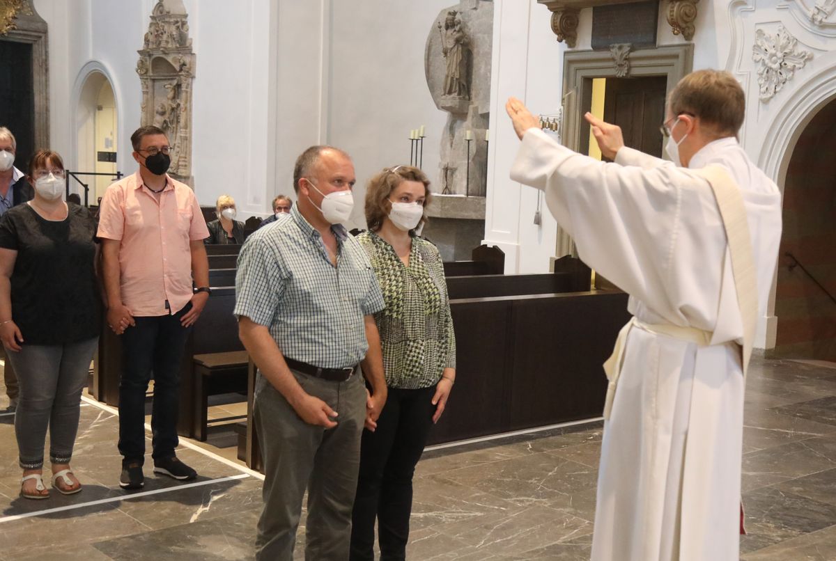 2621/0613 Gottesdienst für Ehejubilare Generalvikar Dr. Vorndran am Freitag, 25. Juni 2021_27679 Generalvikar Dr. Jürgen Vorndran feierte am Freitagabend, 25. Juni, einen Dankgottesdienst mit Ehepaaren, die seit 25 Jahren verheiratet sind. Anschließend spendeten der Generalvikar sowie weitere Priester und Diakone den Jubilaren mit Abstand den Segen.
