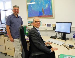 Bischof Dr. Franz Jung setzt seinen Namen unter die Online-Petition für ein "Lieferkettengesetz". Links Alexander Sitter von der Diözesanstelle Weltkirche des Bistums Würzburg. Bischof Dr. Franz Jung setzt seinen Namen unter die Online-Petition für ein "Lieferkettengesetz". Links Alexander Sitter von der Diözesanstelle Weltkirche des Bistums Würzburg.