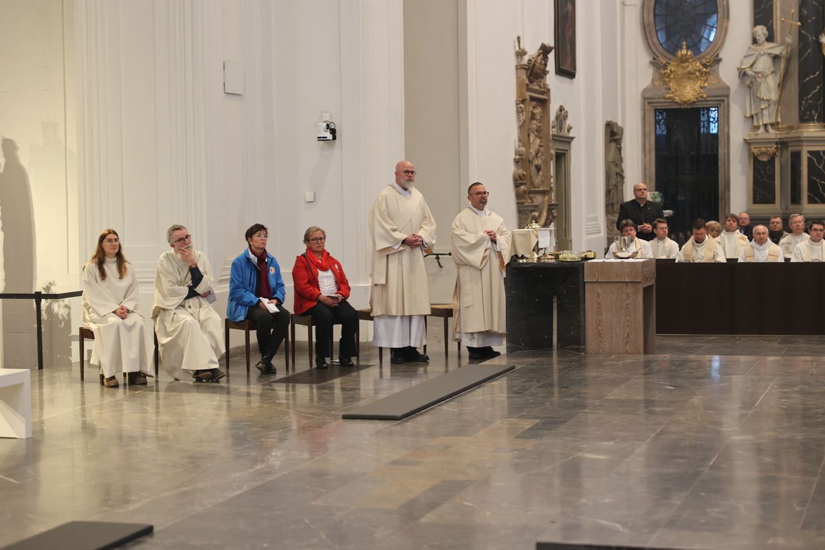 Bischof Dr. Franz Jung hat am Montagabend, 25. März, im Würzburger Kiliansdom die Heiligen Öle für alle 43 Pastoralen Räume im Bistum Würzburg  geweiht.