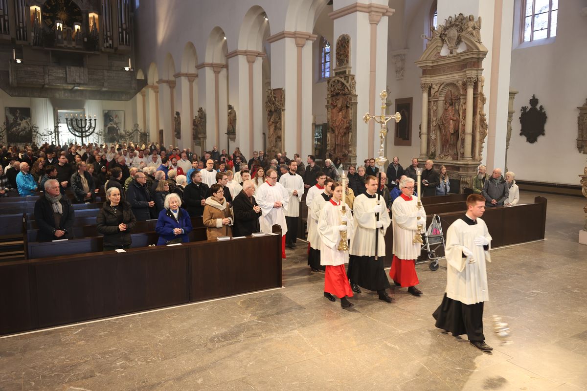 Bischof Dr. Franz Jung hat am Montagabend, 25. März, im Würzburger Kiliansdom die Heiligen Öle für alle 43 Pastoralen Räume im Bistum Würzburg  geweiht.