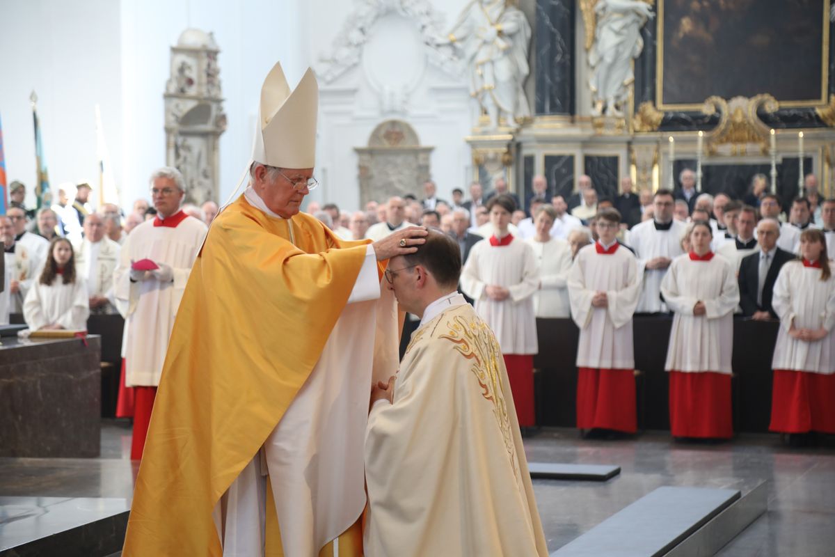 Bei einem Pontifkalgottesdienst im Würzburger Kiliansdom ist an Christi Himmelfahrt, 9. Mai 2024, Weihbischof Paul Reder zum Bischof geweiht worden.