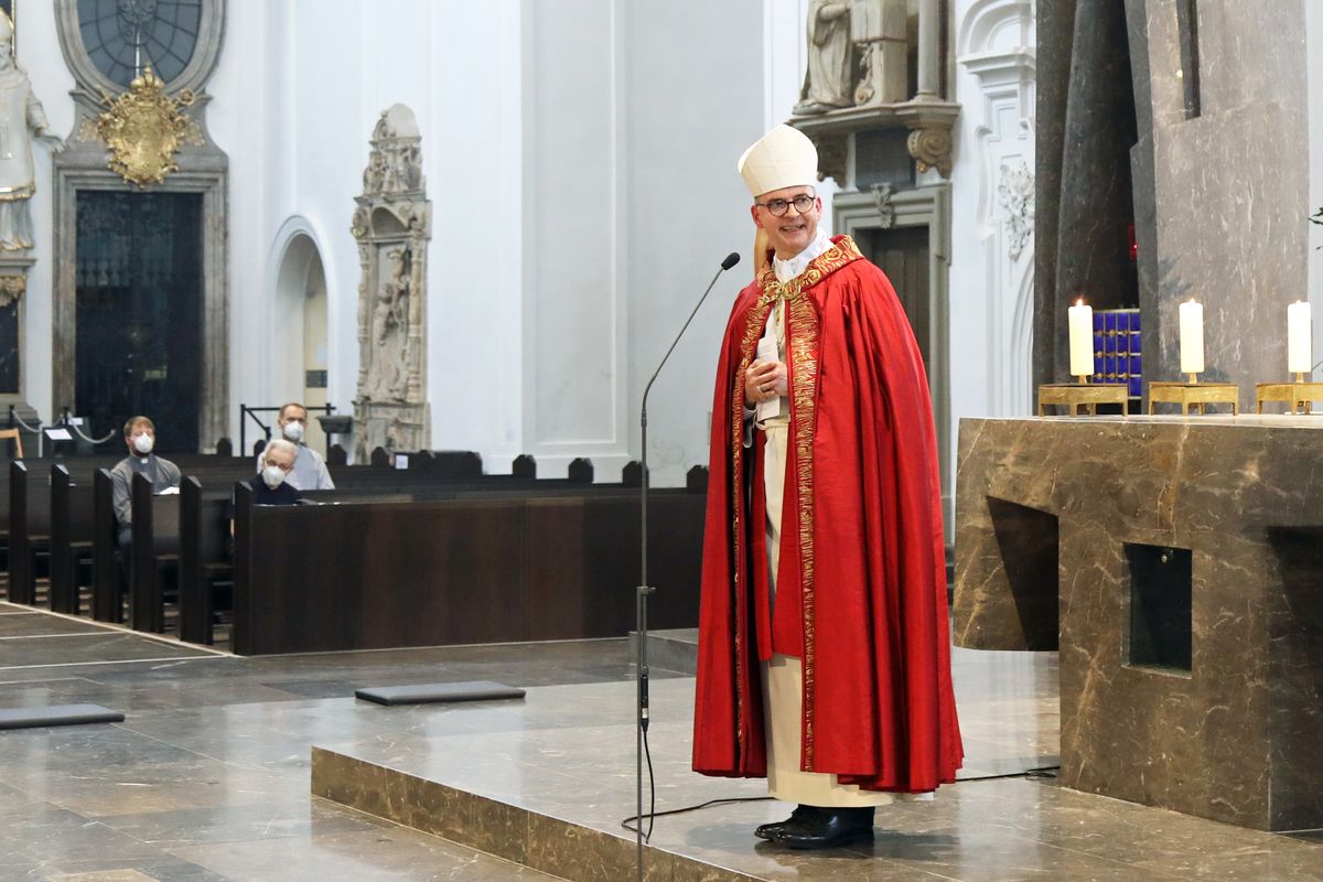 Bischof Dr. Franz Jung feierte am 6. Juli 2021 im Kiliansdom eine Pontifikalvesper mit Priestern, Diakonen, Ordensleuten, Missionaren sowie Pastoralen Mitarbeiterinnen und Mitarbeitern.