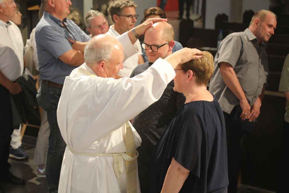 Mit rund 1000 Eheleuten, die in diesem Jahr Silberhochzeit haben, feierte Bischof Dr. Franz Jung am Freitagabend, 4. Juli 2025, einen Pontifikalgottesdienst im Kiliansdom. Im Anschluss erteilten er, Weihbischof Paul Reder sowie weitere Seelsorgerinnen und Seelsorger den Paaren einzeln den Segen.