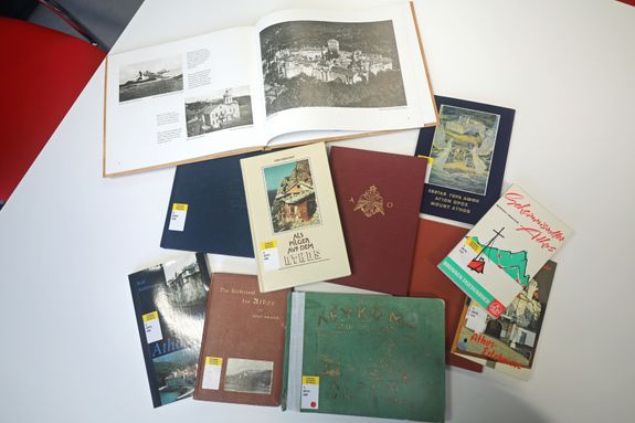 Die Sammlung umfasst insgesamt 235 Bände, darunter Reiseführer, Bildbände und Erlebnisberichte. Manches Buch ist so selten und fragil, das es nicht mehr ausgeliehen werden kann, zum Beispiel das griechisch-französische Album aus dem Jahr 1928, gebunde Die Sammlung umfasst insgesamt 235 Bände, darunter Reiseführer, Bildbände und Erlebnisberichte. Manches Buch ist so selten und fragil, das es nicht mehr ausgeliehen werden kann, zum Beispiel das griechisch-französische Album aus dem Jahr 1928, gebunden in grünem Leinen mit Goldbuchstaben (unten rechts).