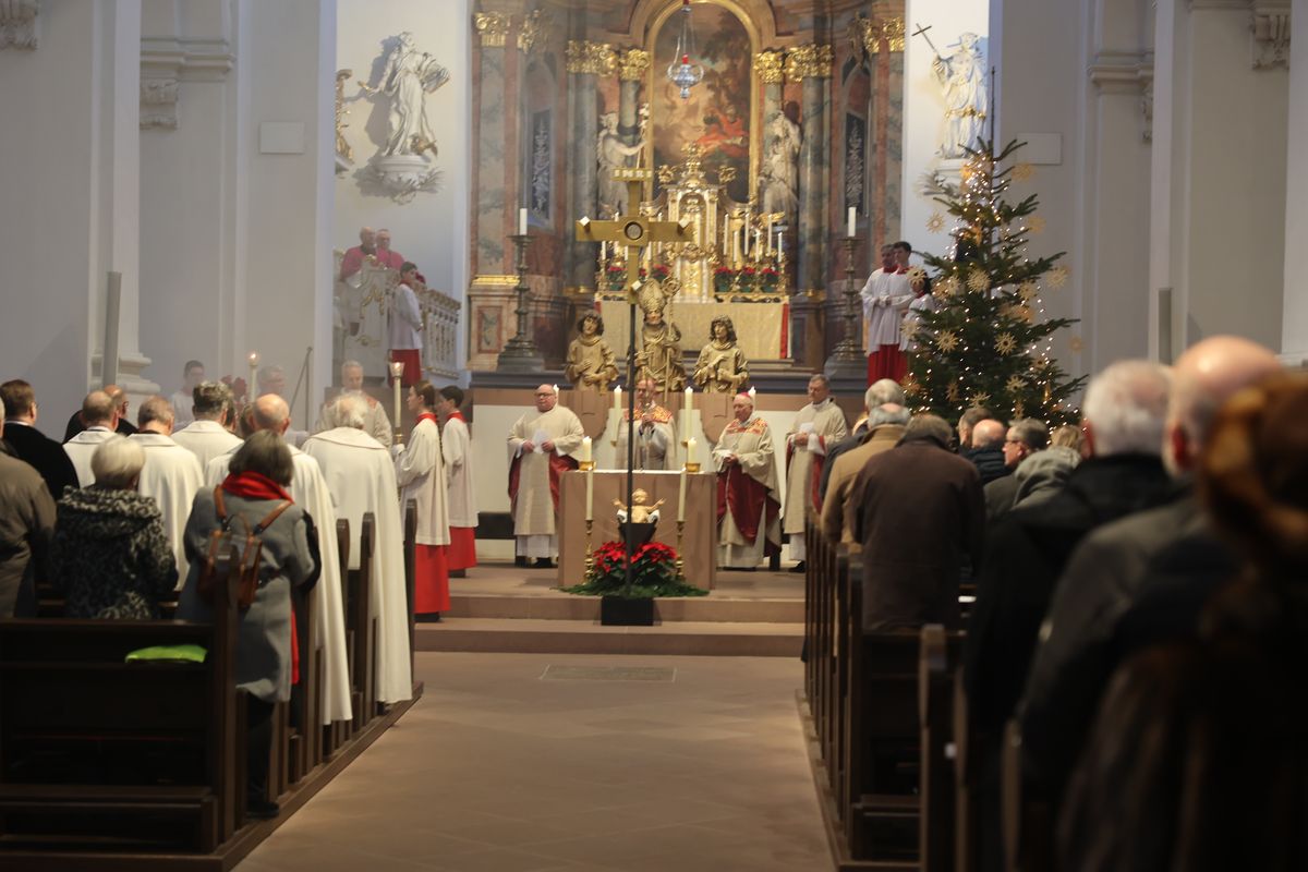 Mit einer Prozession vom Neumünster zum Kiliansdom und einer Pontifikalmesse hat Bischof Dr. Franz Jung am Dienstag, 31. Dezember, in Würzburg für das Bistum das Heilige Jahr eröffnet. Es steht unter dem Motto "Pilger der Hoffnung". 