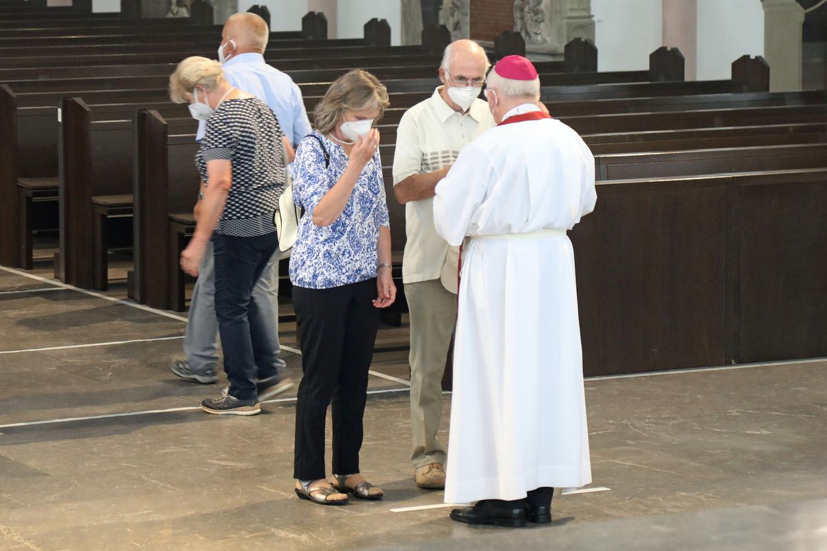 2621/0625 Gottesdienst für Ehejubilare mit Weihbischof Ulrich Boom am 29. Juni 2021_28088 Weihbischof Ulrich Boom feierte am Dienstagnachmittag, 29. Juni, einen Gottesdienst für Ehepaare, die 2020 oder 2021 ihr goldenes, diamantenes oder eisernes Ehejubiläum hatten. Im Anschluss konnten sich die Paare segnen lassen.