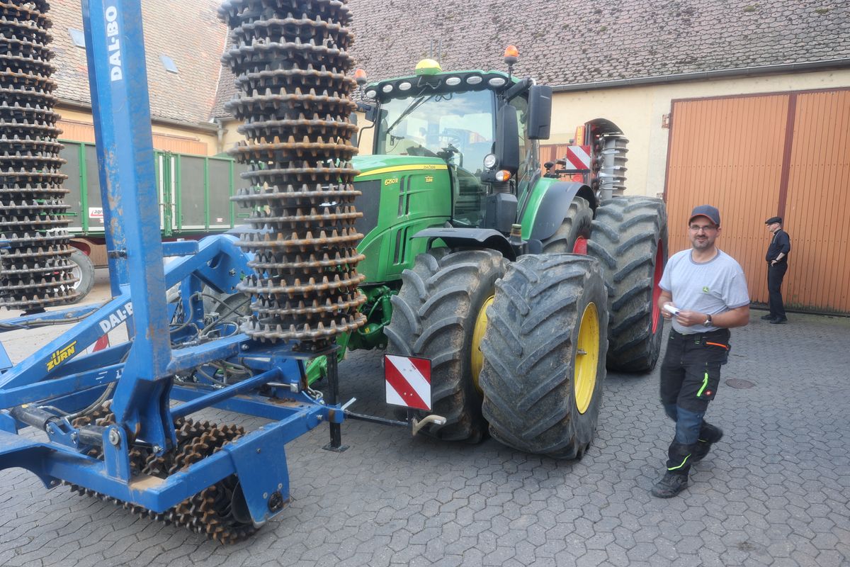Bischof Dr. Franz Jung (hinten rechts) war von der Größe der Landmaschinen beeindruckt.