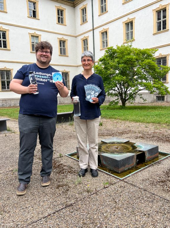 Dominik Lanzl von Refill-Deutschland und Schwester Beate Krug freuen sich, dass das Kloster Oberzell nun offizielle Refill-Station ist. Dominik Lanzl von Refill-Deutschland und Schwester Beate Krug freuen sich, dass das Kloster Oberzell nun offizielle Refill-Station ist.