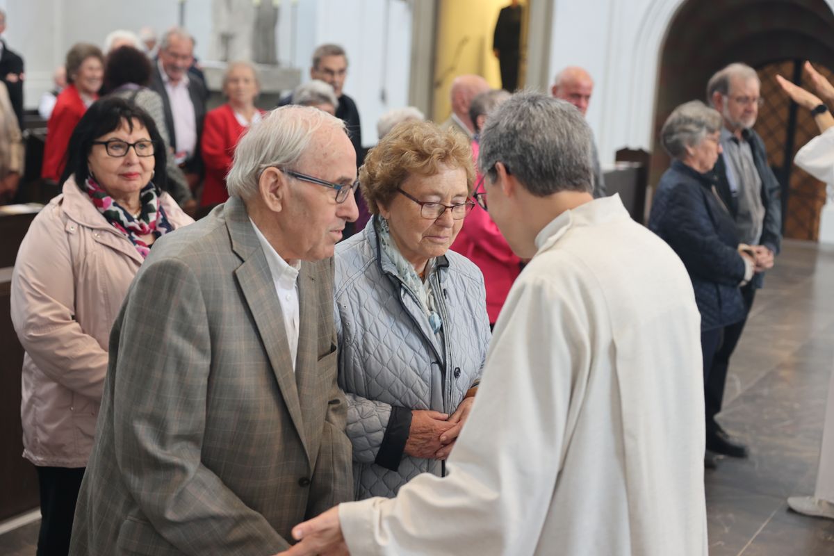 Seelsorgerinnen und Seelsorger spendeten nach dem Gottesdienst den Jubelpaaren individuell den Segen. 