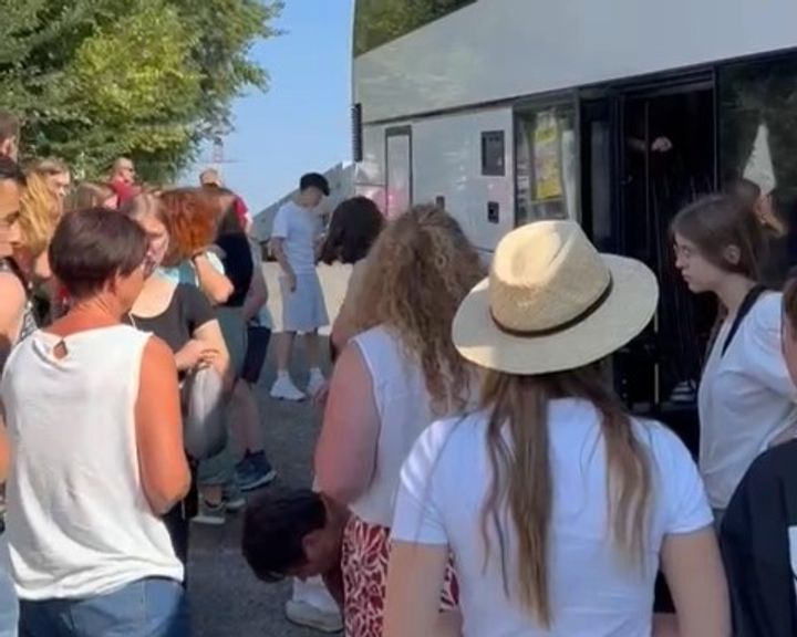 Ein letzter Stopp bei einem Supermarkt, bevor die Gruppe im Bus 20 am Morgen des 29. Juli zunächst zu ihrem Hotel gebracht wird.