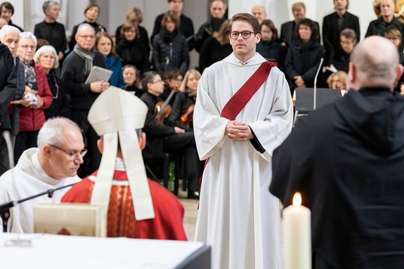 Diakon Marcel Holzheimer bekundete seine Bereitschaft zur Priesterweihe mit den Worten: „Hier bin ich.“  Diakon Marcel Holzheimer bekundete seine Bereitschaft zur Priesterweihe mit den Worten: „Hier bin ich.“