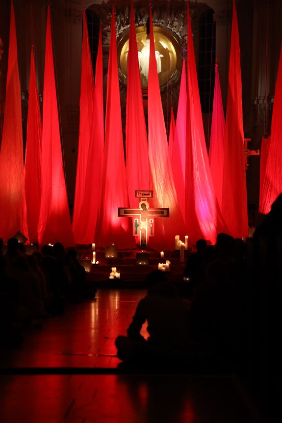 „Die Kirchliche Jugendarbeit (kja) der Diözese Würzburg lädt am Samstag, 15. November, um 19.30 Uhr zur „Nacht der Lichter“ in den Würzburger Kiliansdom ein.“ „Die Kirchliche Jugendarbeit (kja) der Diözese Würzburg lädt am Samstag, 15. November, um 19.30 Uhr zur „Nacht der Lichter“ in den Würzburger Kiliansdom ein.“