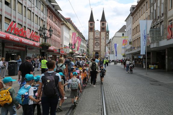 Rund 900 Kindergartenkinder haben am Freitag, 11. Juli, einen Gottesdienst mit Bischof Dr. Franz Jung in der Kirche Sankt Burkard gefeiert. Im Anschluss zogen sie über die Alte Mainbrücke in den Kiliansdom. 