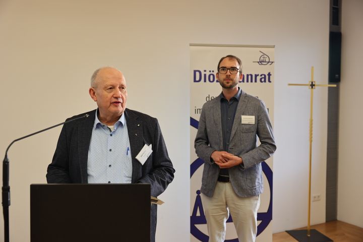 Für den Katholikentag 2026 in Würzburg als große Chance für das Bistum warben Domkapitular Albin Krämer, Bischofsvikar für den Katholikentag (links), und Dominik Großmann, Referent des Bistums für den Katholikentag. 