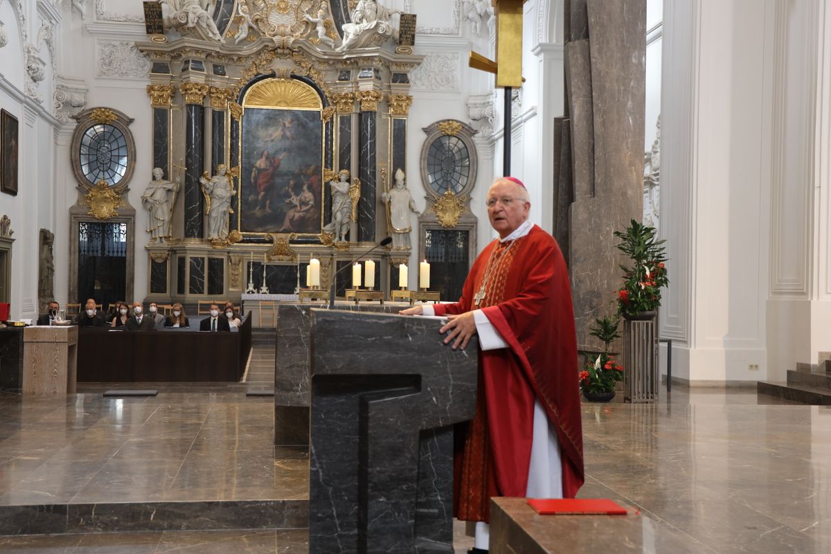 Weihbischof Ulrich Boom hat im Auftrag von Bischof Dr. Franz Jung 33 Frauen und sieben Männern am Freitagabend, 9. Juli, im Kiliansdom die Missio canonica verliehen.