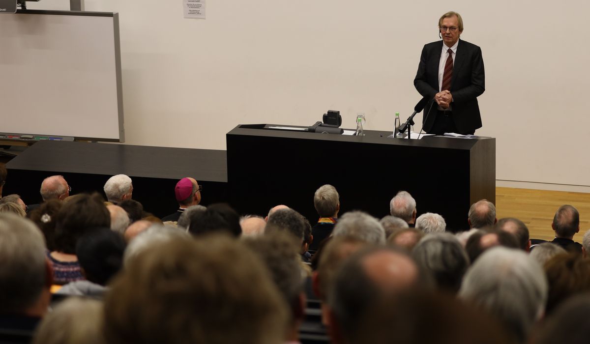 Professor Dr. Dieter Thomä verstand es, mit seinem Vortrag zu unterhalten und zugleich Denkanstöße zu geben.