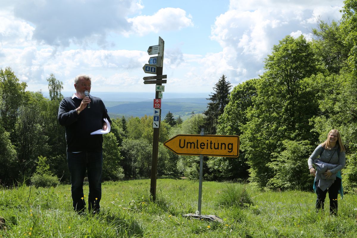 Fast 400 Gläubige haben an der Ökumenischen Kreuzbergwallfahrt mit Bischof Jung und Regionalbischöfin Bornowski teilgenommen.  Fast 400 Gläubige haben an der Ökumenischen Kreuzbergwallfahrt mit Bischof Jung und Regionalbischöfin Bornowski teilgenommen.