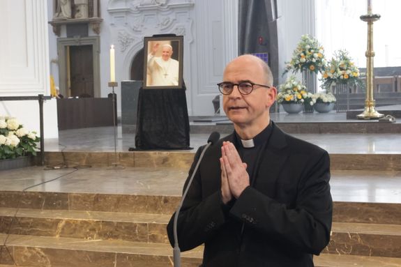 Vor der 12-Uhr-Messe im Kiliansdom betete Bischof Dr. Franz Jung für den verstorbenen Papst Franziskus, entzündete eine Kerze und trug sich als erster in das ausgelegte Kondolenzbuch ein.